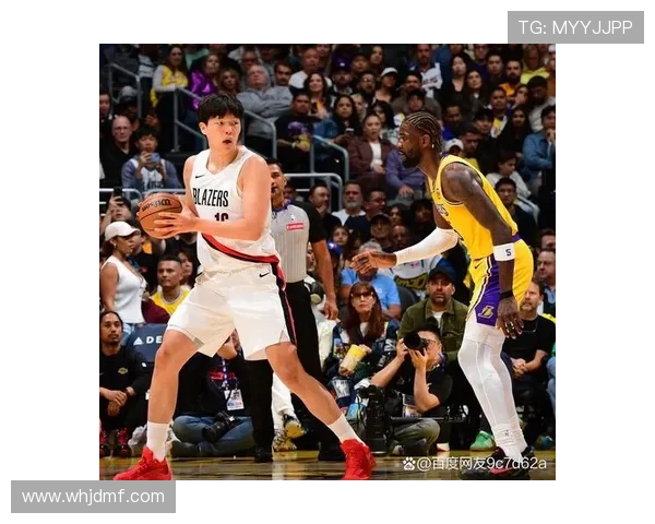 克莱半场表现稳健11投4中三分球命中3个贡献11分2篮板1封盖 克莱半场表现稳健11投4中三分球命中3个贡献11分2篮板1封盖